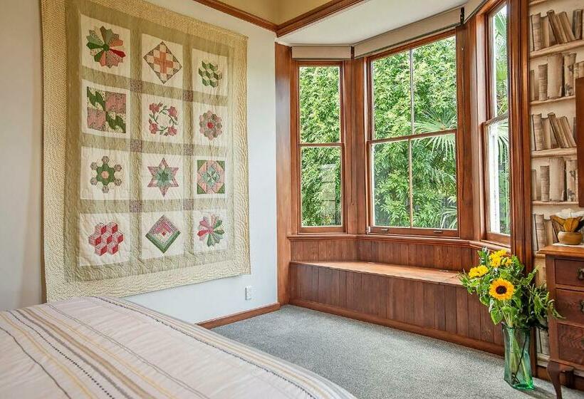 تختخواب و صبحانه Pepper Tree Villa