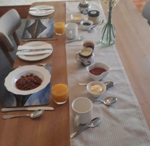 تختخواب و صبحانه Pepper Tree Villa