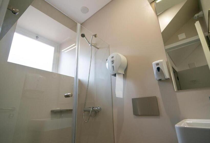 Change The World Hostels   Coimbra   Almedina