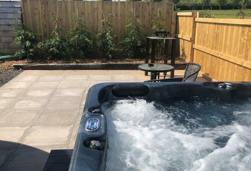 בית מלון כפרי Superior Glamping Pod With Hot Tub