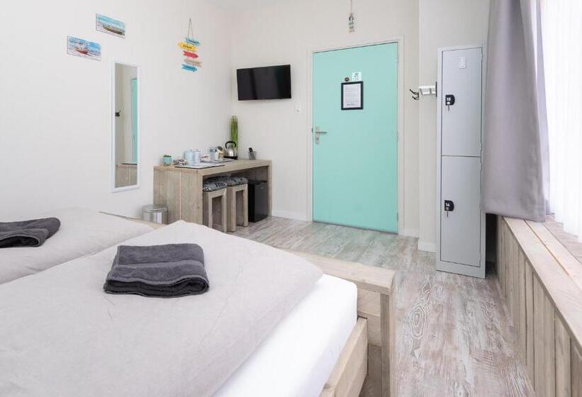 פנסיון Beach House 9