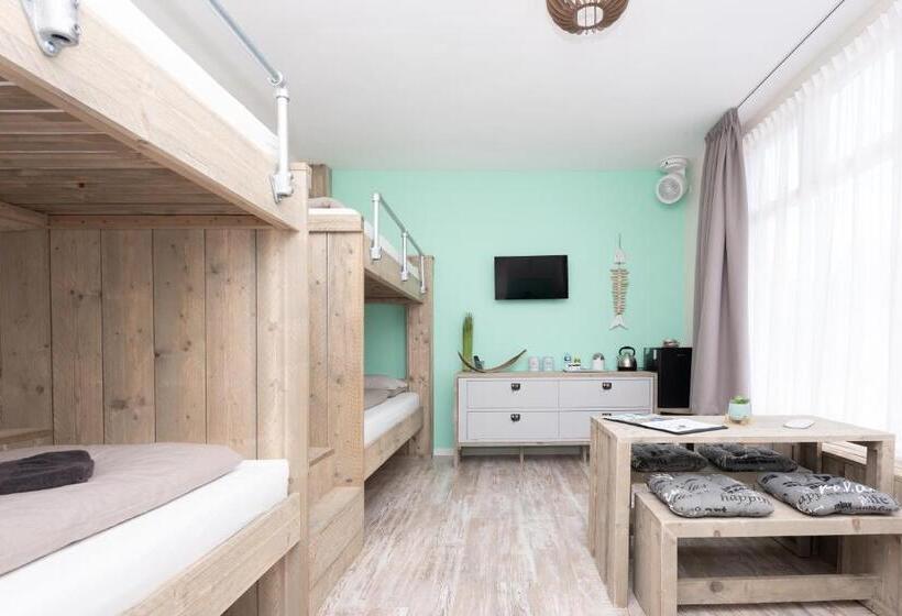 פנסיון Beach House 9