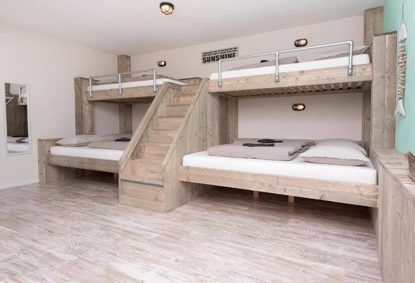 פנסיון Beach House 9