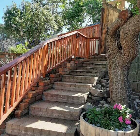 تختخواب و صبحانه At Upperwood Manor