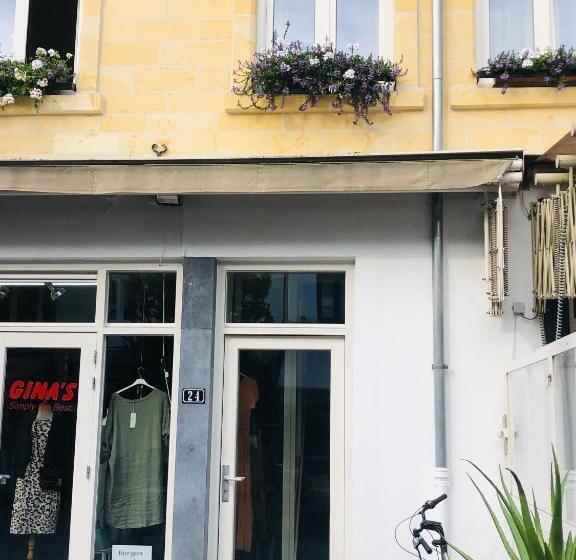 تختخواب و صبحانه Castle View 2