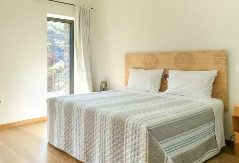 Bed and Breakfast Dois Lagares House