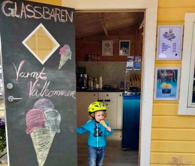 Henåns Hostel In The Marina