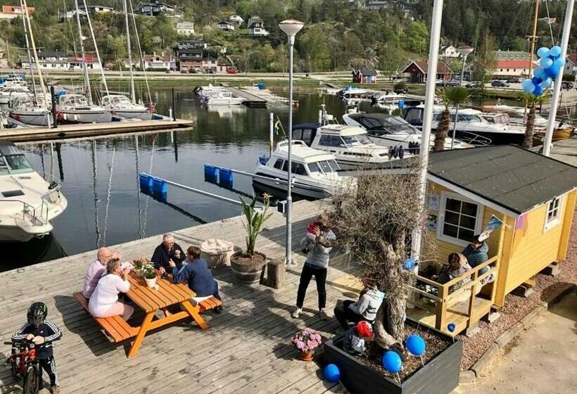 Henåns Hostel In The Marina