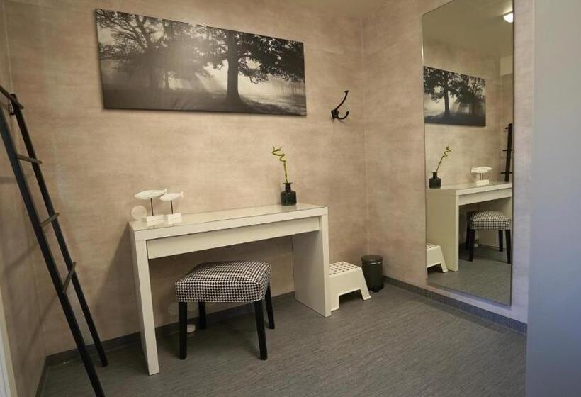 Henåns Hostel In The Marina