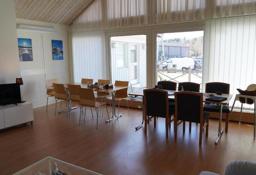 Henåns Hostel In The Marina