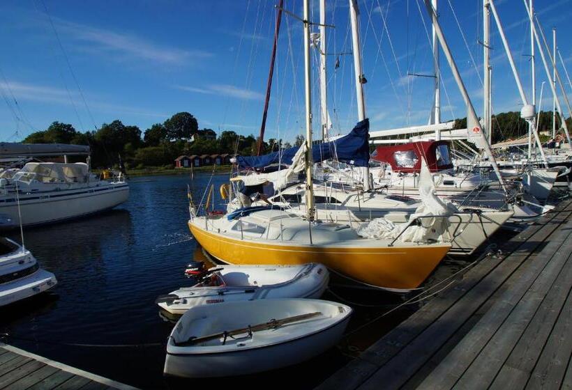 Henåns Hostel In The Marina
