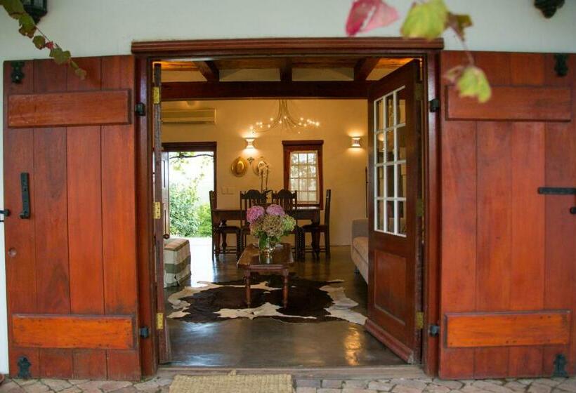 فندق Vineyard Cottage At Bosman Wines