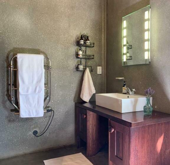 فندق Vineyard Cottage At Bosman Wines