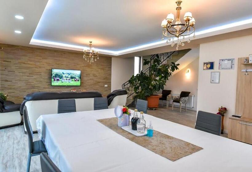 بنسيون Casa Nely