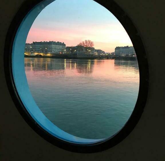 פנסיון Péniche Djebelle