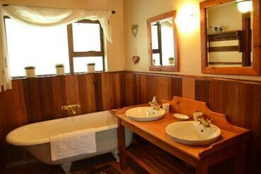 تختخواب و صبحانه Du Barry Guest House