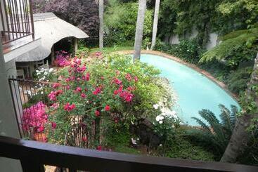 تختخواب و صبحانه Du Barry Guest House