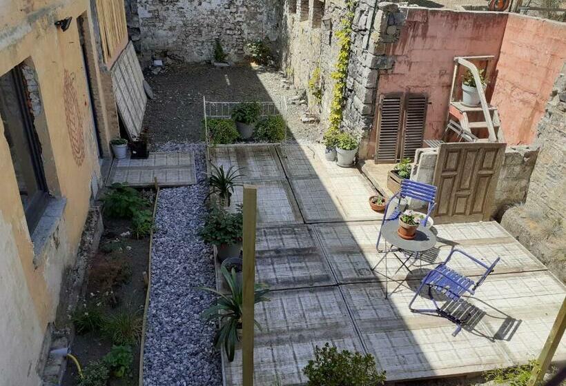 פנסיון L Eglantine