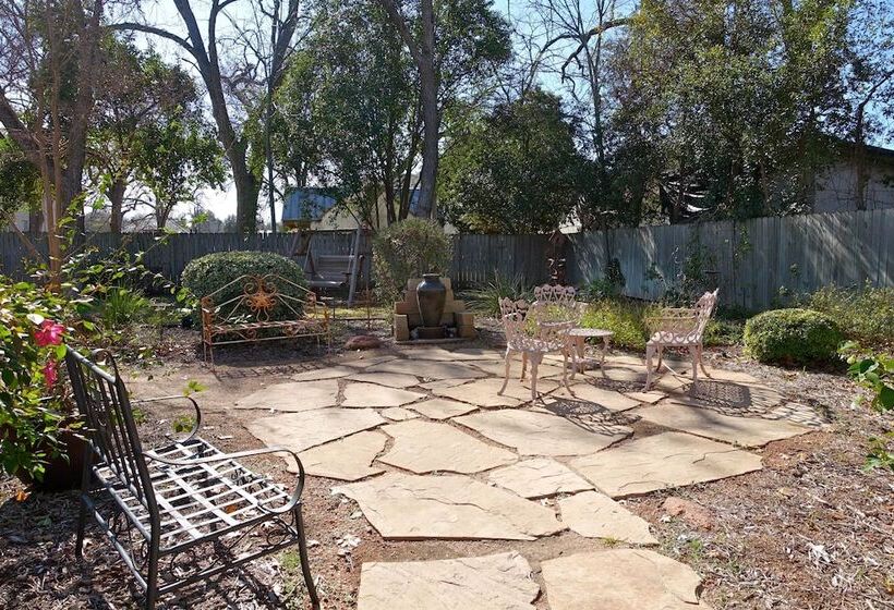 Bed and Breakfast Comal Inn