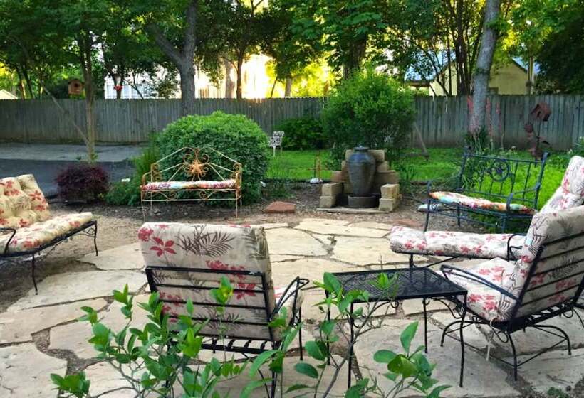 Bed and Breakfast Comal Inn