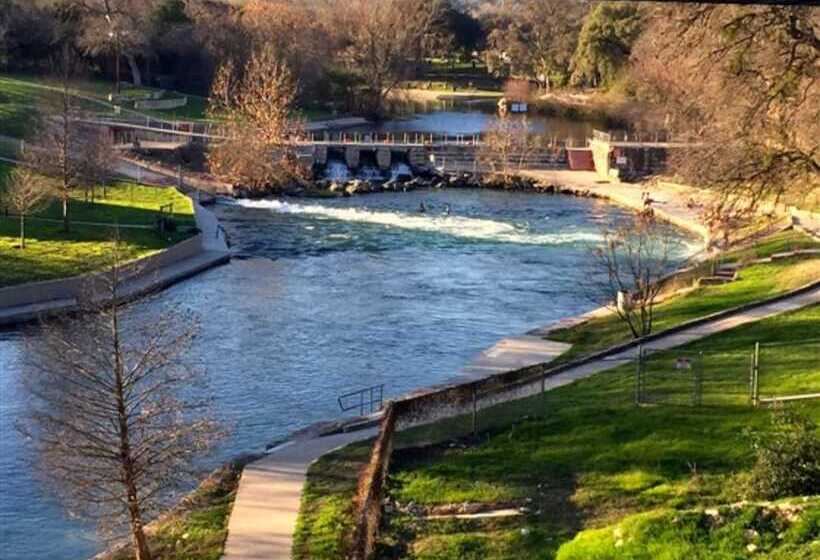 مبيت وإفطار Comal Inn