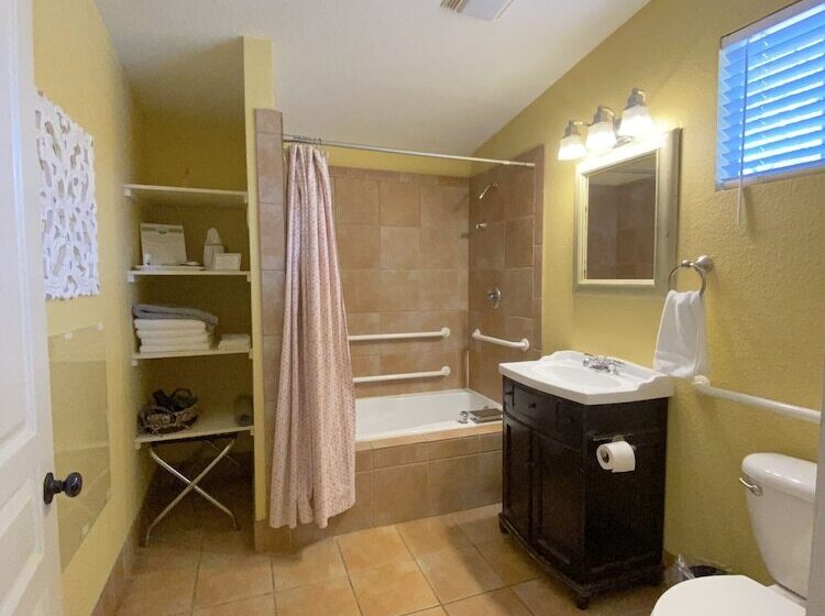 مبيت وإفطار Comal Inn