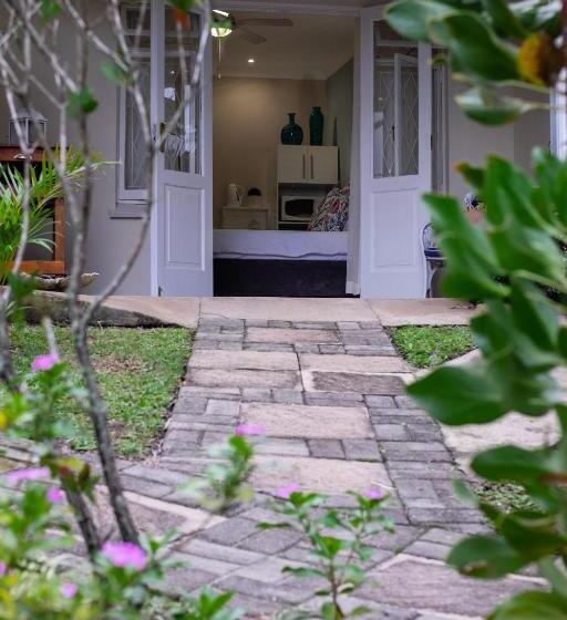 פנסיון Eight Palms