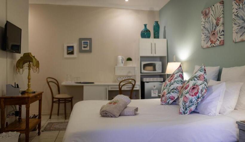 פנסיון Eight Palms