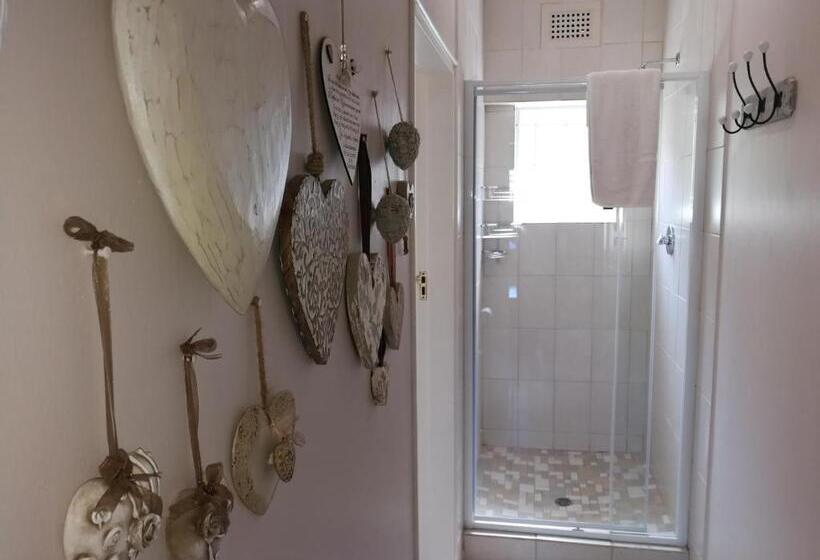 פנסיון Eight Palms