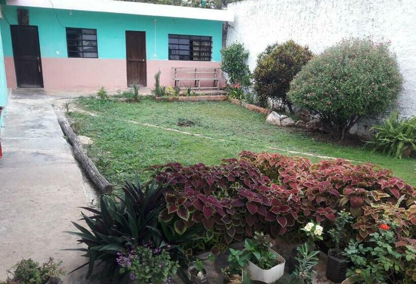 ペンション Hostal Y Temazcal Guemez