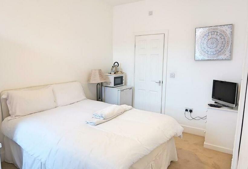 پانسیون Whitburn Guest House About 7 Mins Walk To The City Free Internet Tv