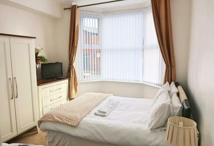 پانسیون Whitburn Guest House About 7 Mins Walk To The City Free Internet Tv