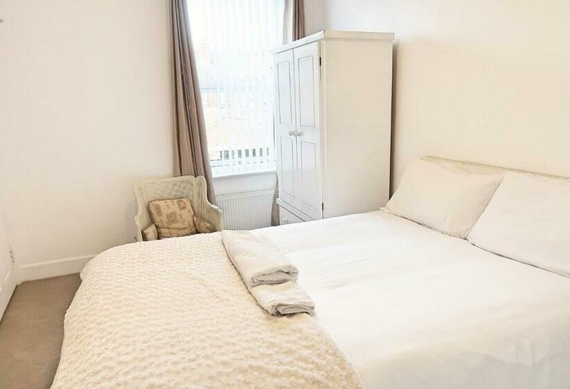 پانسیون Whitburn Guest House About 7 Mins Walk To The City Free Internet Tv