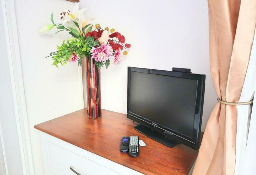 پانسیون Whitburn Guest House About 7 Mins Walk To The City Free Internet Tv