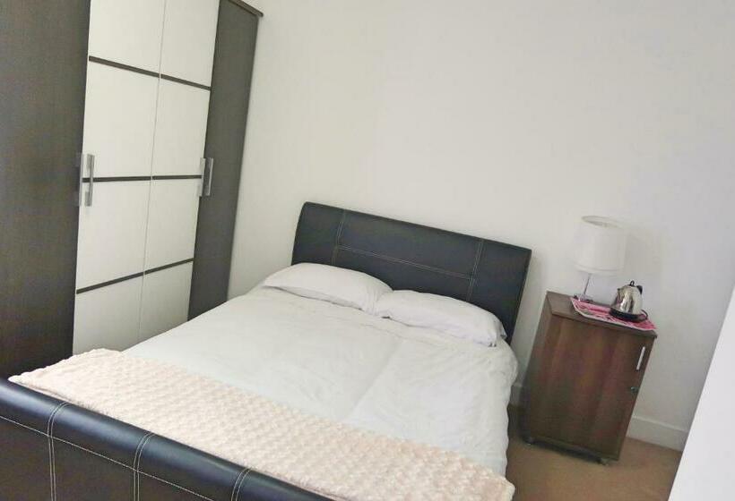 پانسیون Whitburn Guest House About 7 Mins Walk To The City Free Internet Tv