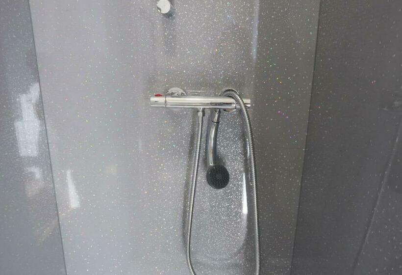 پانسیون Whitburn Guest House About 7 Mins Walk To The City Free Internet Tv