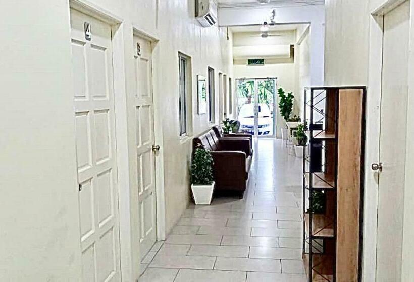 הוסטל Ozzy Lodge Semporna