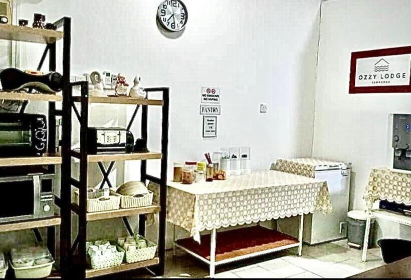 הוסטל Ozzy Lodge Semporna