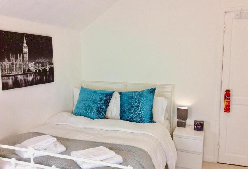 مبيت وإفطار Station House