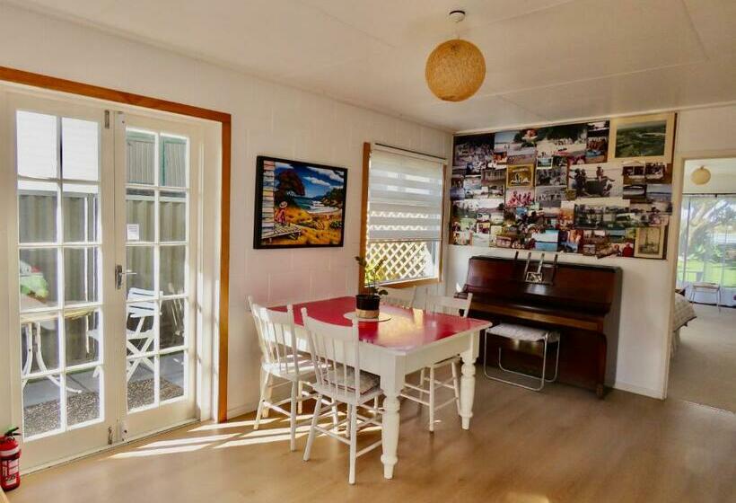 펜션 Pohutukawa Bach