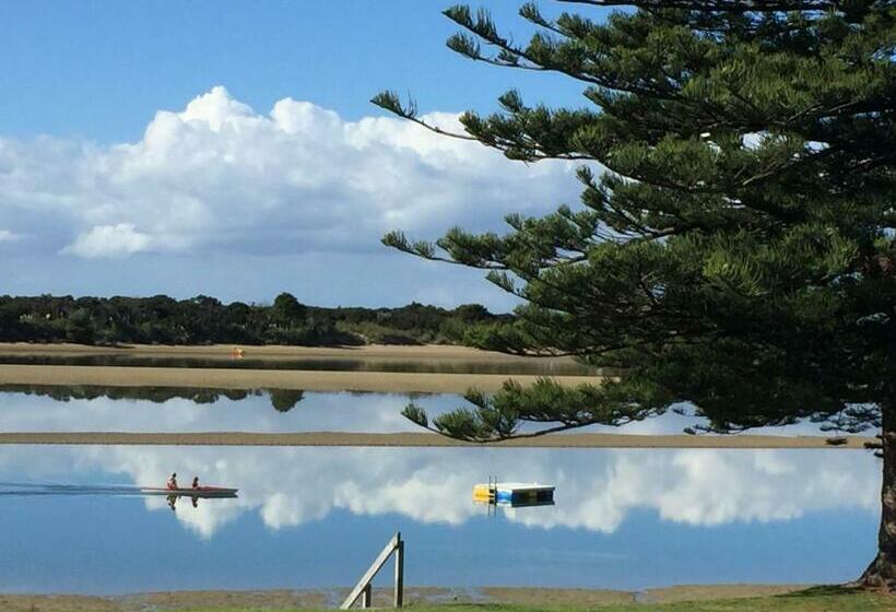 펜션 Pohutukawa Bach