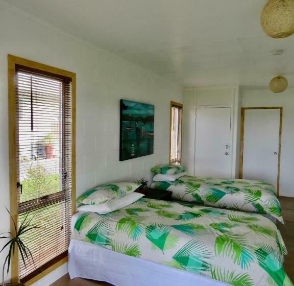 펜션 Pohutukawa Bach