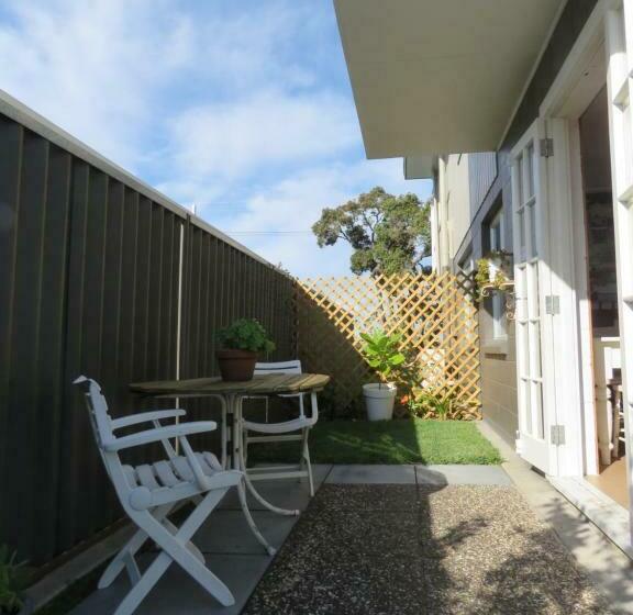 펜션 Pohutukawa Bach