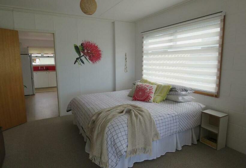 펜션 Pohutukawa Bach