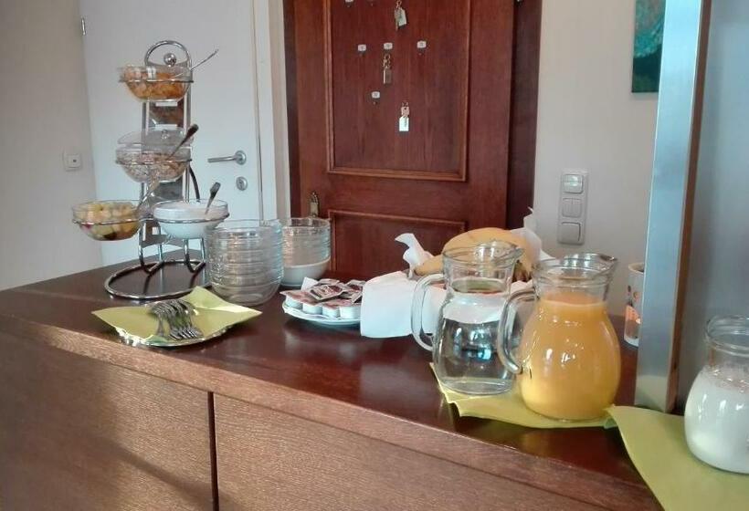 הוסטל Pension Restaurant Meran