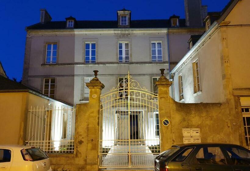 Au Loup Historic Apartments