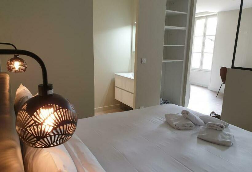 Au Loup Historic Apartments