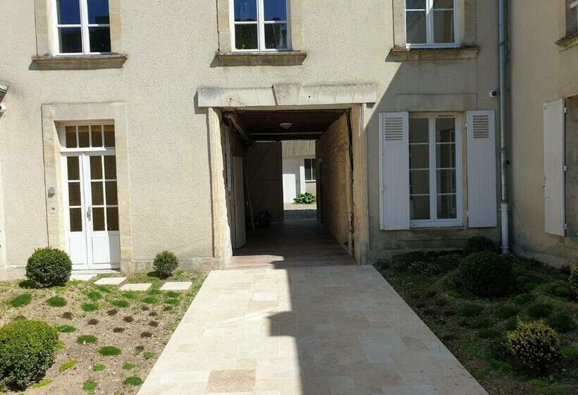 Au Loup Historic Apartments