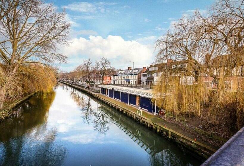 Bed and Breakfast 1 Riverside Apartments