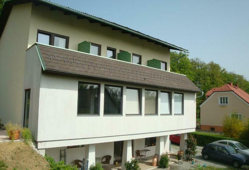 ベッドアンドブレックファースト Haus Camelia